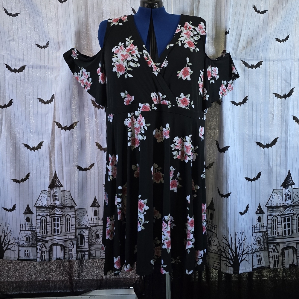 Torrid Size 5x Black with floral